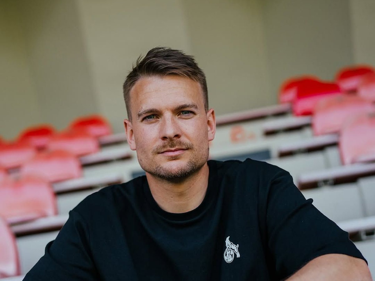 Luca Dürholtz sitzt im schwarzen FC-Shirt auf der Tribüne.