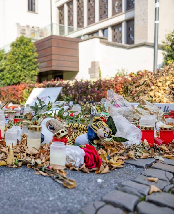 Der Gedenkort nach dem Messer-Angriff auf der 650-Jahr-Feier in Solingen mit Blumen, Kerzen und Botschaften.