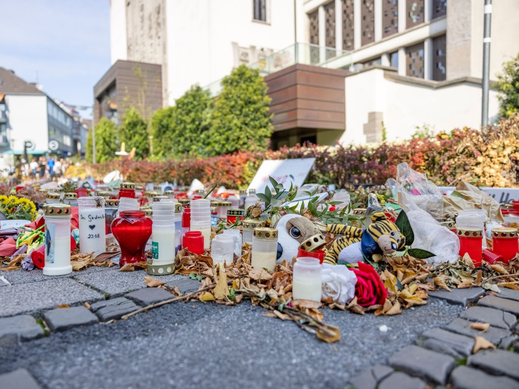 Der Gedenkort nach dem Messer-Angriff auf der 650-Jahr-Feier in Solingen mit Blumen, Kerzen und Botschaften.