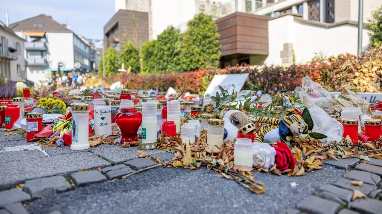 Der Gedenkort nach dem Messer-Angriff auf der 650-Jahr-Feier in Solingen mit Blumen, Kerzen und Botschaften.