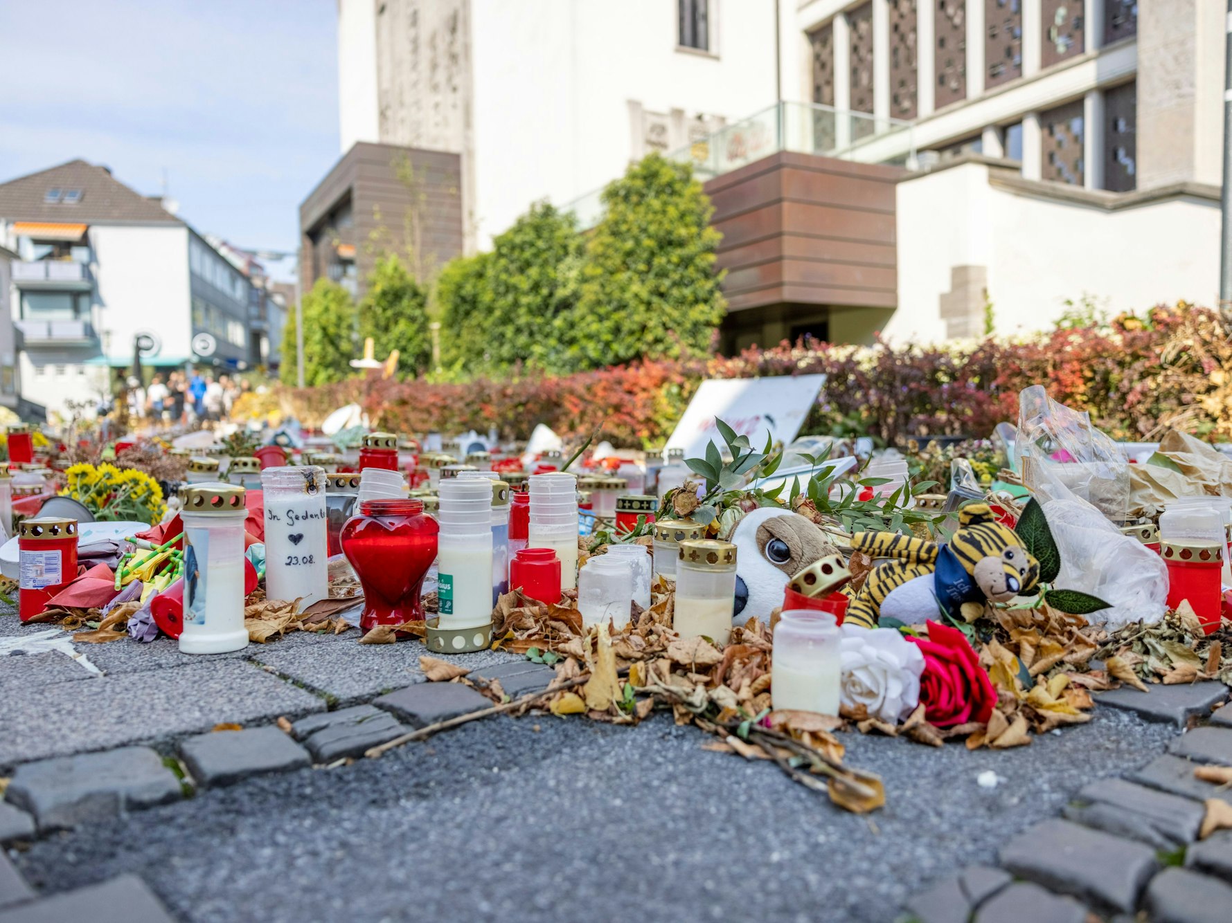 Der Gedenkort nach dem Messer-Angriff auf der 650-Jahr-Feier in Solingen mit Blumen, Kerzen und Botschaften.