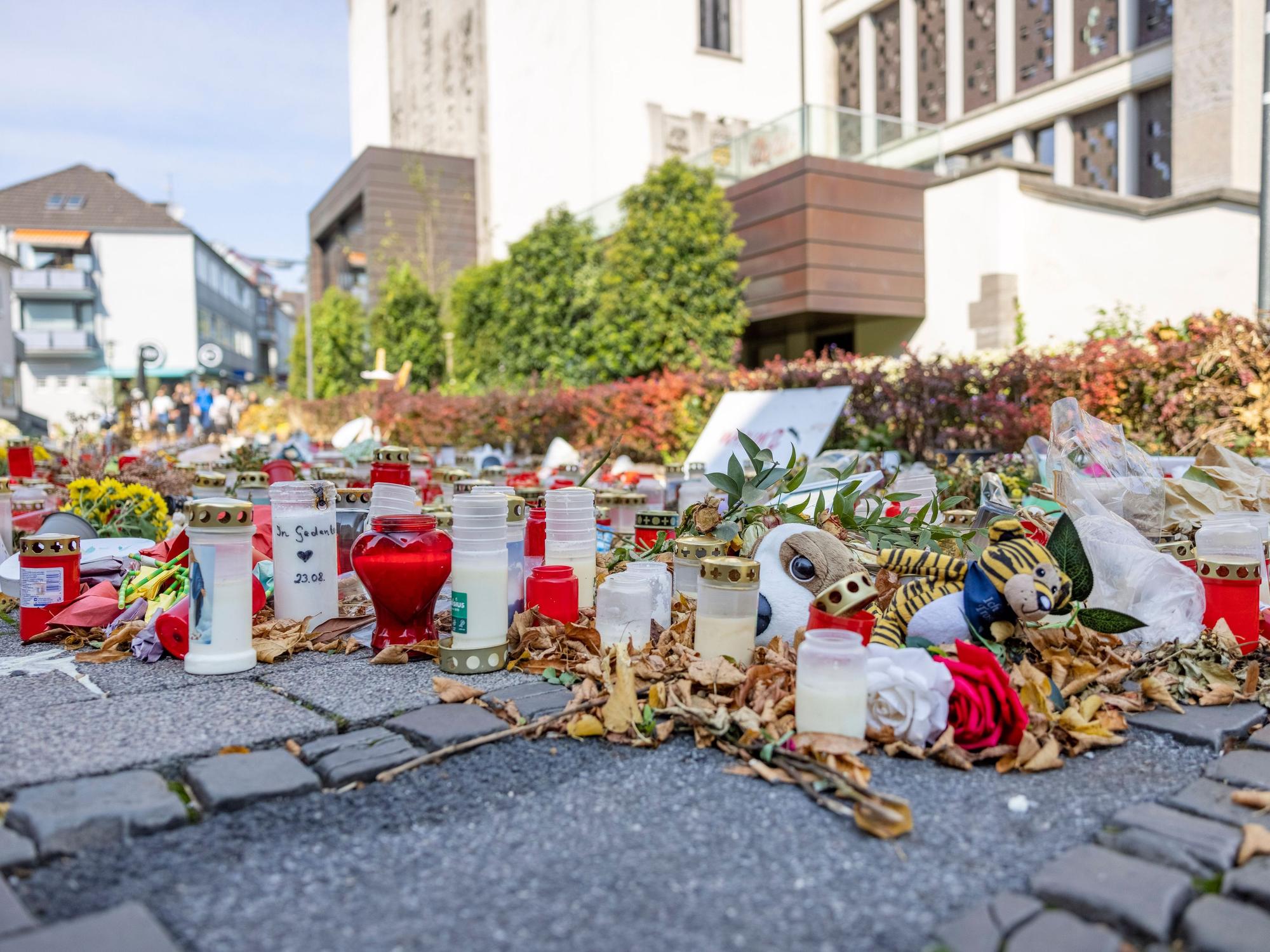 Der Gedenkort nach dem Messer-Angriff auf der 650-Jahr-Feier in Solingen mit Blumen, Kerzen und Botschaften.