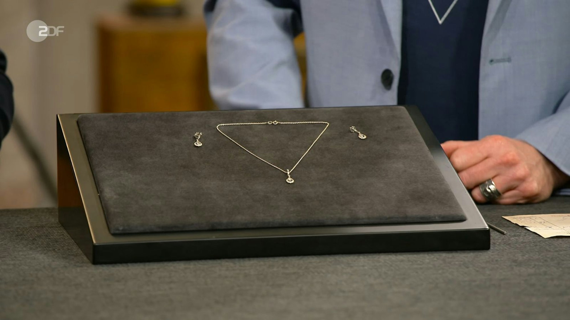 Richard hatte das filigrane Schmuckset einst seiner Frau geschenkt. (Bild: ZDF)