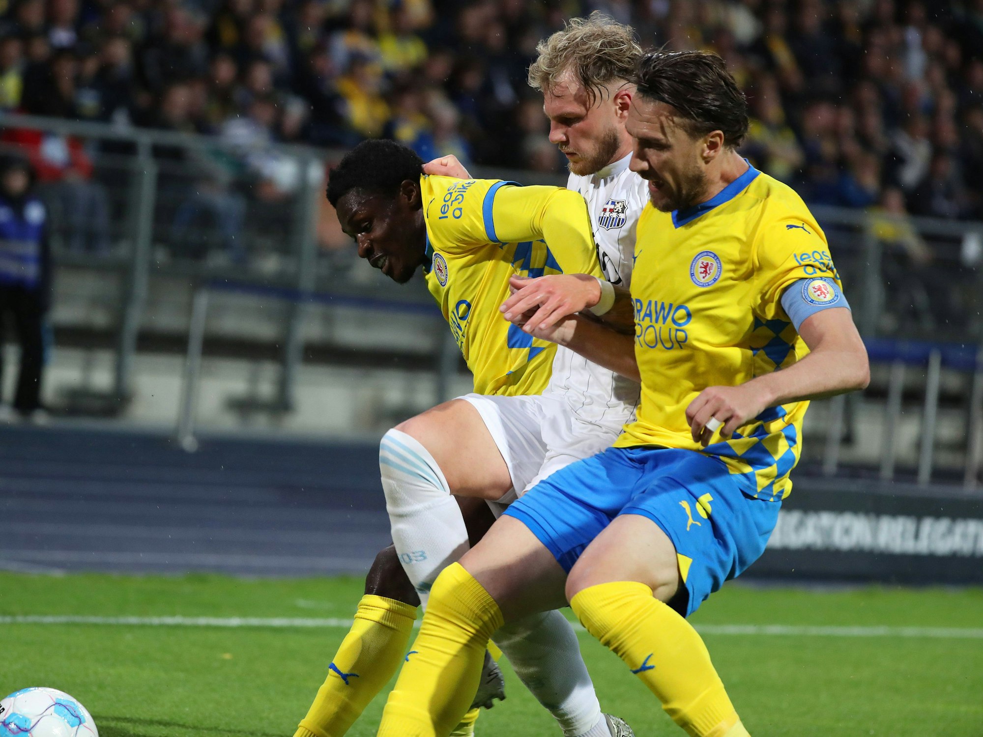 Conteh für Braunschweig im Rückspiel der Relegation gegen Saarbrücken.