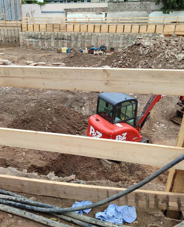 Die Fundstelle der Bombe an der Hardefuststraße/Sachsenring am Dienstagmorgen nach der Entschärfung.