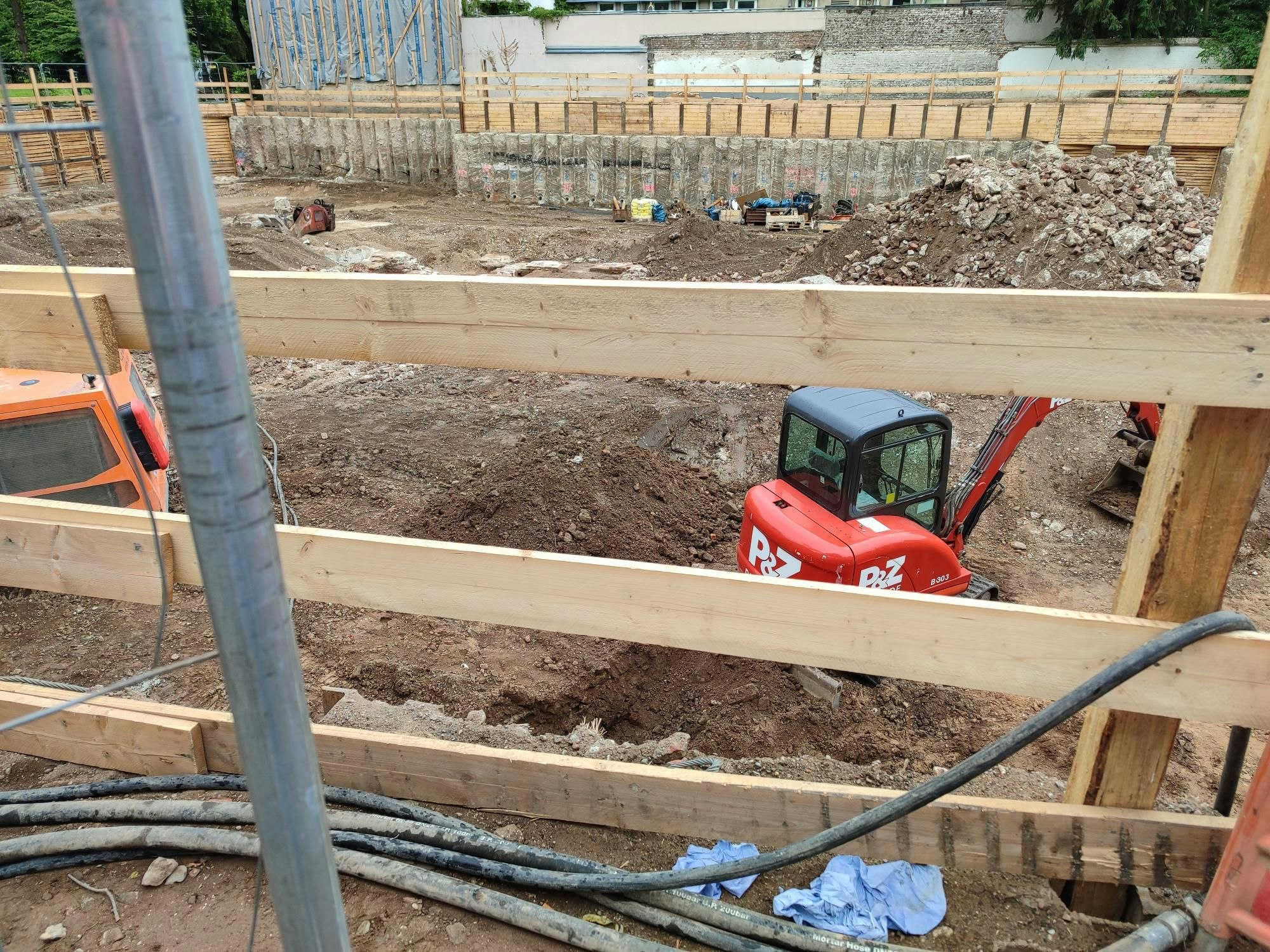 Die Fundstelle der Bombe an der Hardefuststraße/Sachsenring am Dienstagmorgen nach der Entschärfung.