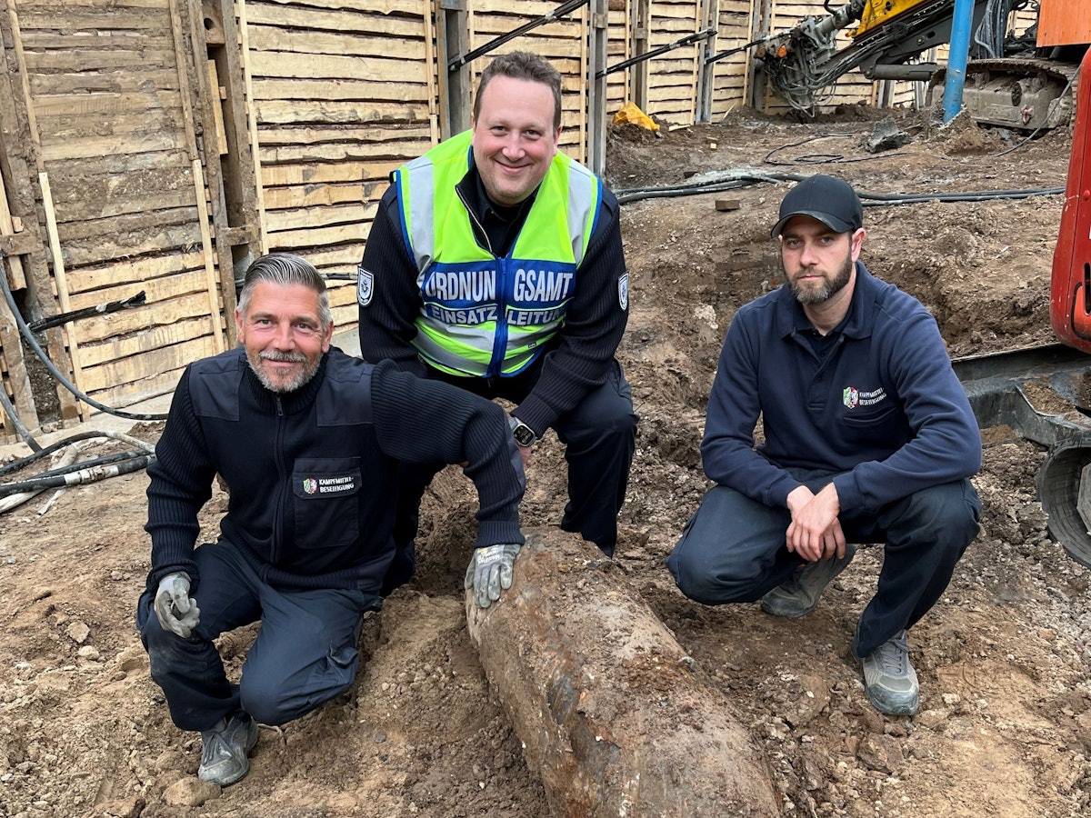 Die Fünf-Zentner-Bombe wurde von den Experten des Kampfmittelbeseitigungsdienstes Rheinland der Bezirksregierung Düsseldorf entschärft – v.l.n.r.: Marcel Biewald (Kampfmittelbeseitigungsdienst), Johannes Brauns (Einsatzleitung Ordnungsamt der Stadt Köln), Michael Hilgers (Kampfmittelbeseitigungsdienst)
