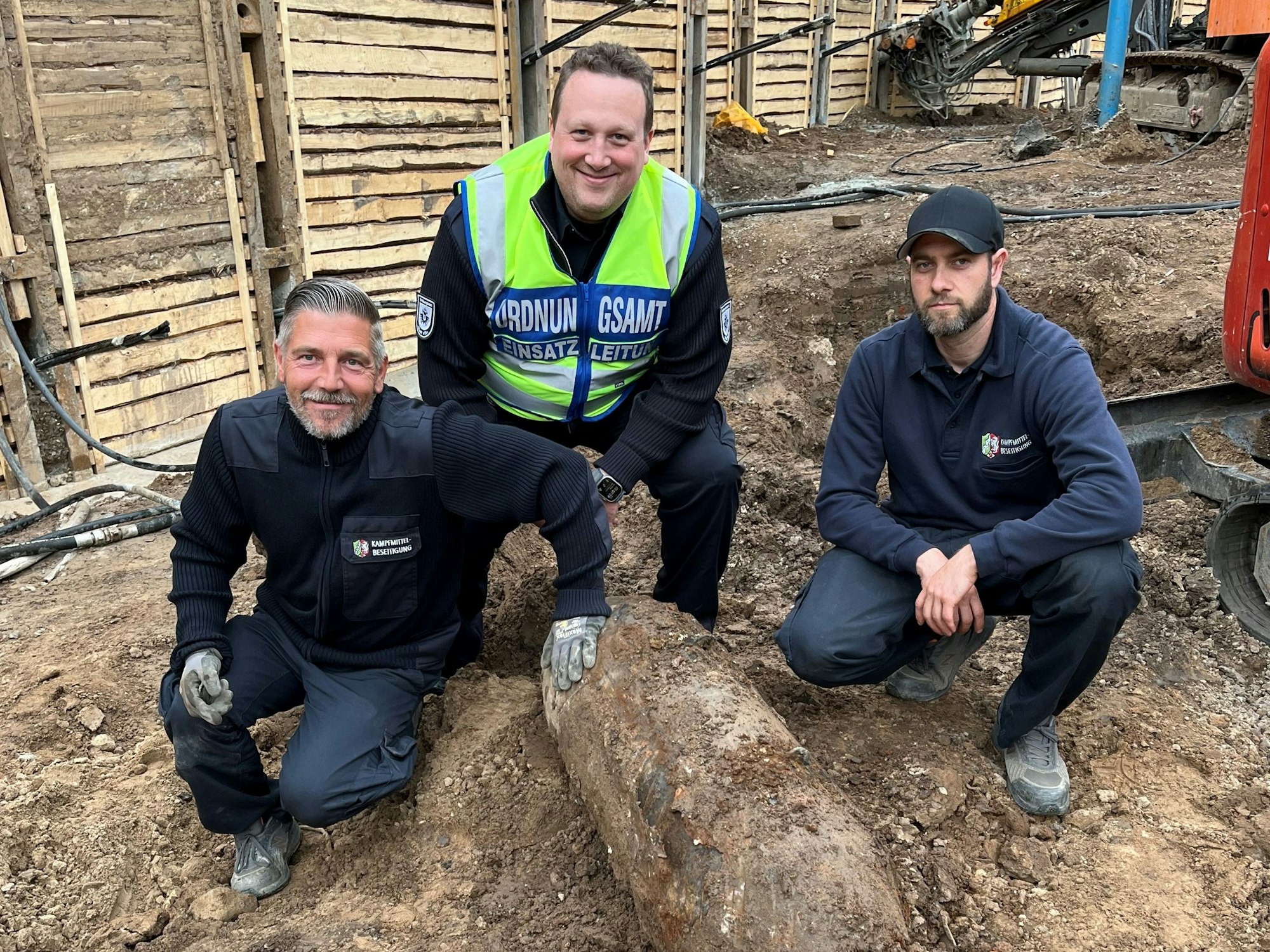 Die Fünf-Zentner-Bombe wurde von den Experten des Kampfmittelbeseitigungsdienstes Rheinland der Bezirksregierung Düsseldorf entschärft – v.l.n.r.: Marcel Biewald (Kampfmittelbeseitigungsdienst), Johannes Brauns (Einsatzleitung Ordnungsamt der Stadt Köln), Michael Hilgers (Kampfmittelbeseitigungsdienst)