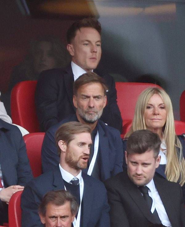 Jürgen Klopp sitzt mit seiner Frau auf der Tribüne.