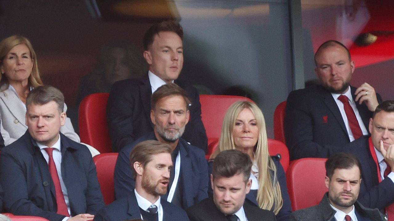Jürgen Klopp sitzt mit seiner Frau auf der Tribüne.