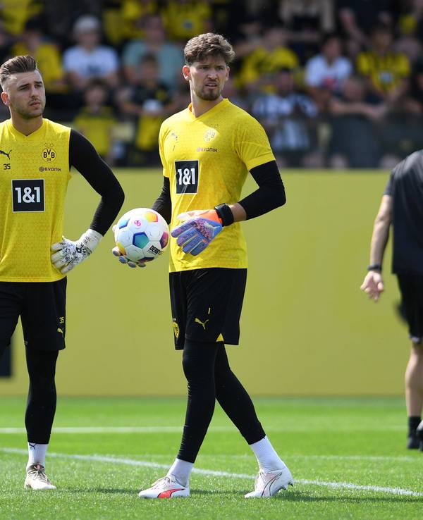 Marcel Lotka und Gregor Kobel beim Training des BVB.
