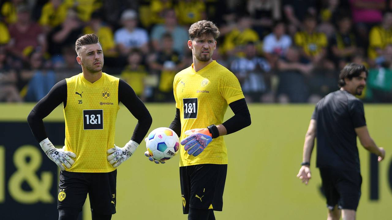 Marcel Lotka und Gregor Kobel beim Training des BVB.