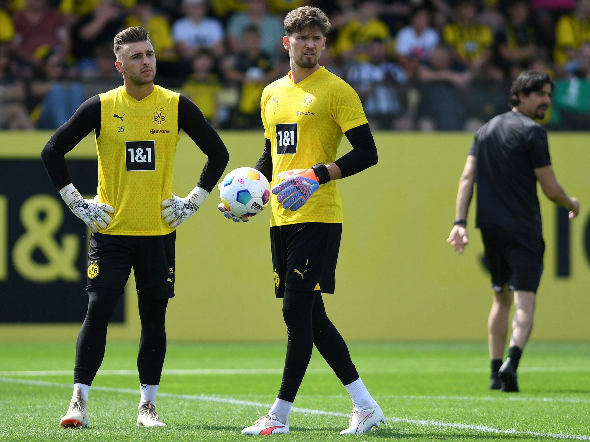 Marcel Lotka und Gregor Kobel beim Training des BVB.
