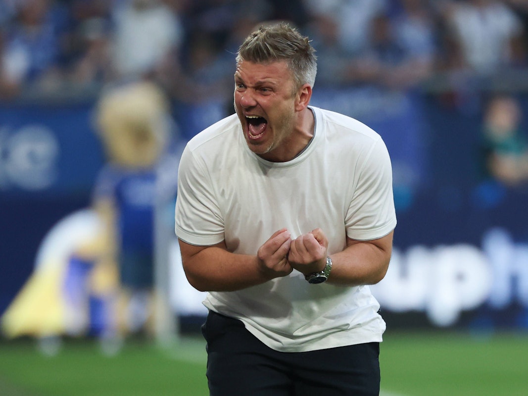 Trainer Lukas Kwasniok (SC Paderborn) brüllt an der Seitenlinie.
