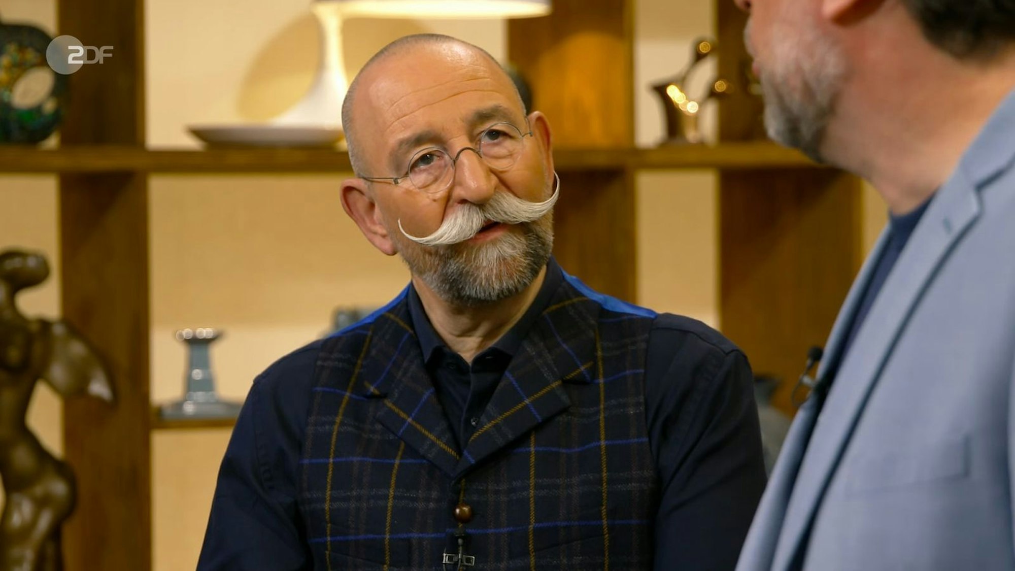 Schmuck wird in „Bares für Rares“ oft für viel Geld verkauft. Doch diesmal reagierte Horst Lichter schockiert über die Expertise: „Oh, das tut weh!“ (Bild: ZDF)