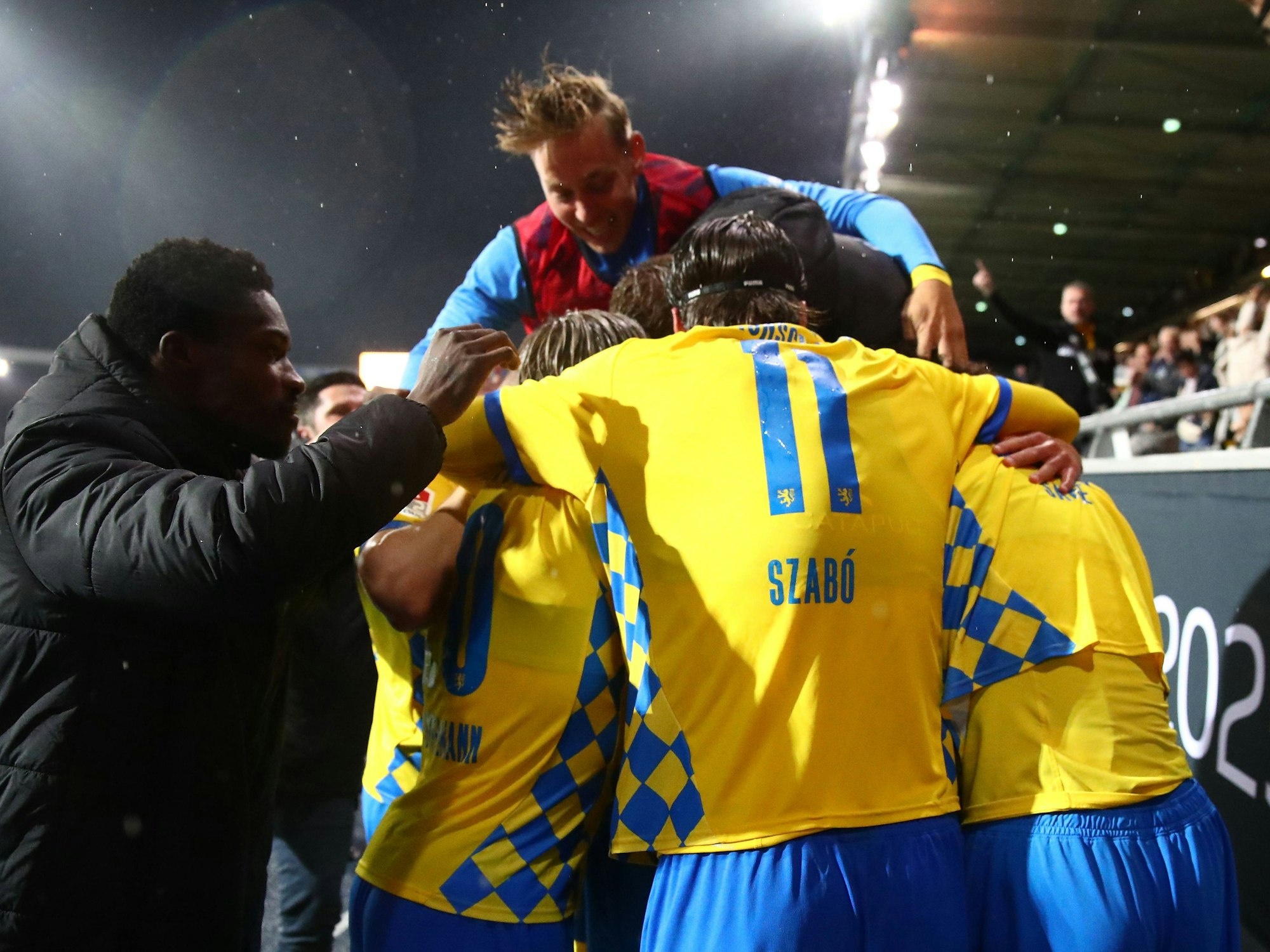 Die Mannschaft von Braunschweig bejubelt das erlösende Tor.