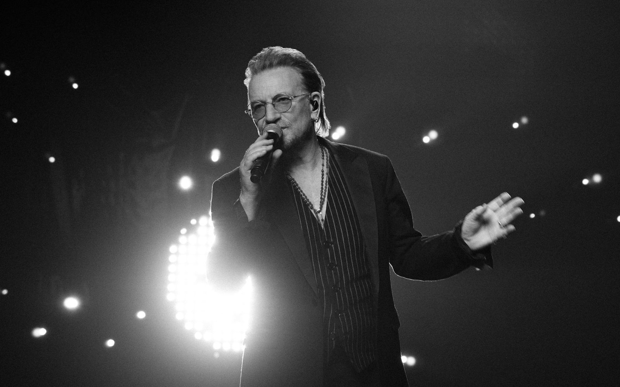Mit dem Dokumentarfilm „Bono: Stories of Surrender“ kommt Apple dem Protagonisten nicht nur sprichwörtlich nah - innovativer Technik sei Dank. (Bild: Sarah Shatz/Apple TV+)