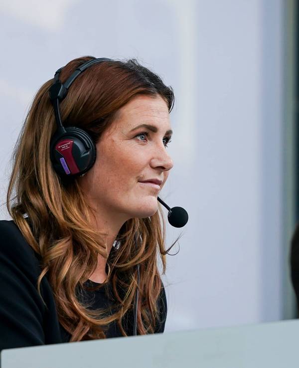 Rachel Rinast mit Headset bei einem Spiel.