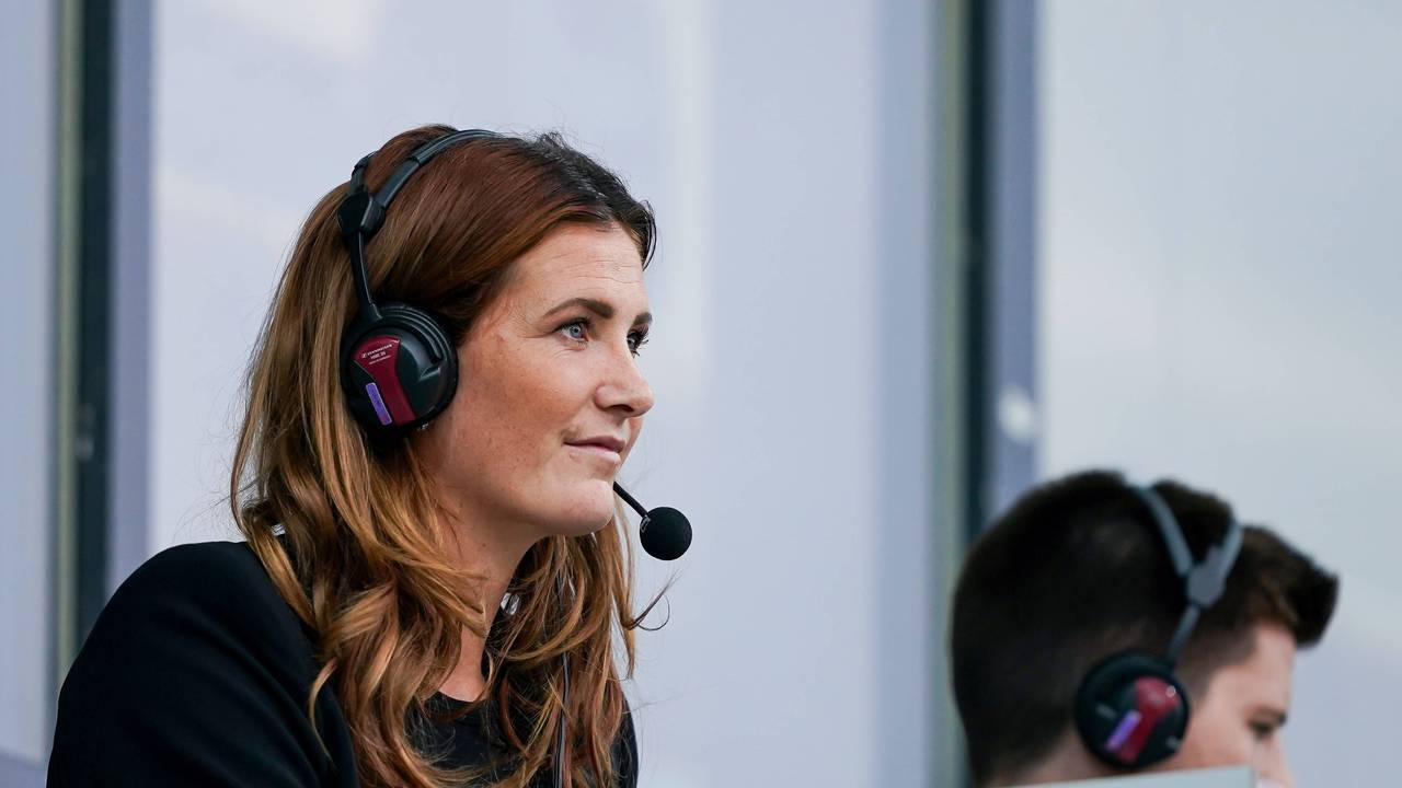 Rachel Rinast mit Headset bei einem Spiel.