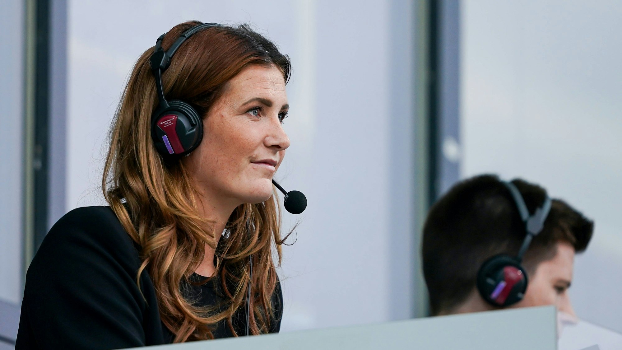 Rachel Rinast mit Headset bei einem Spiel.