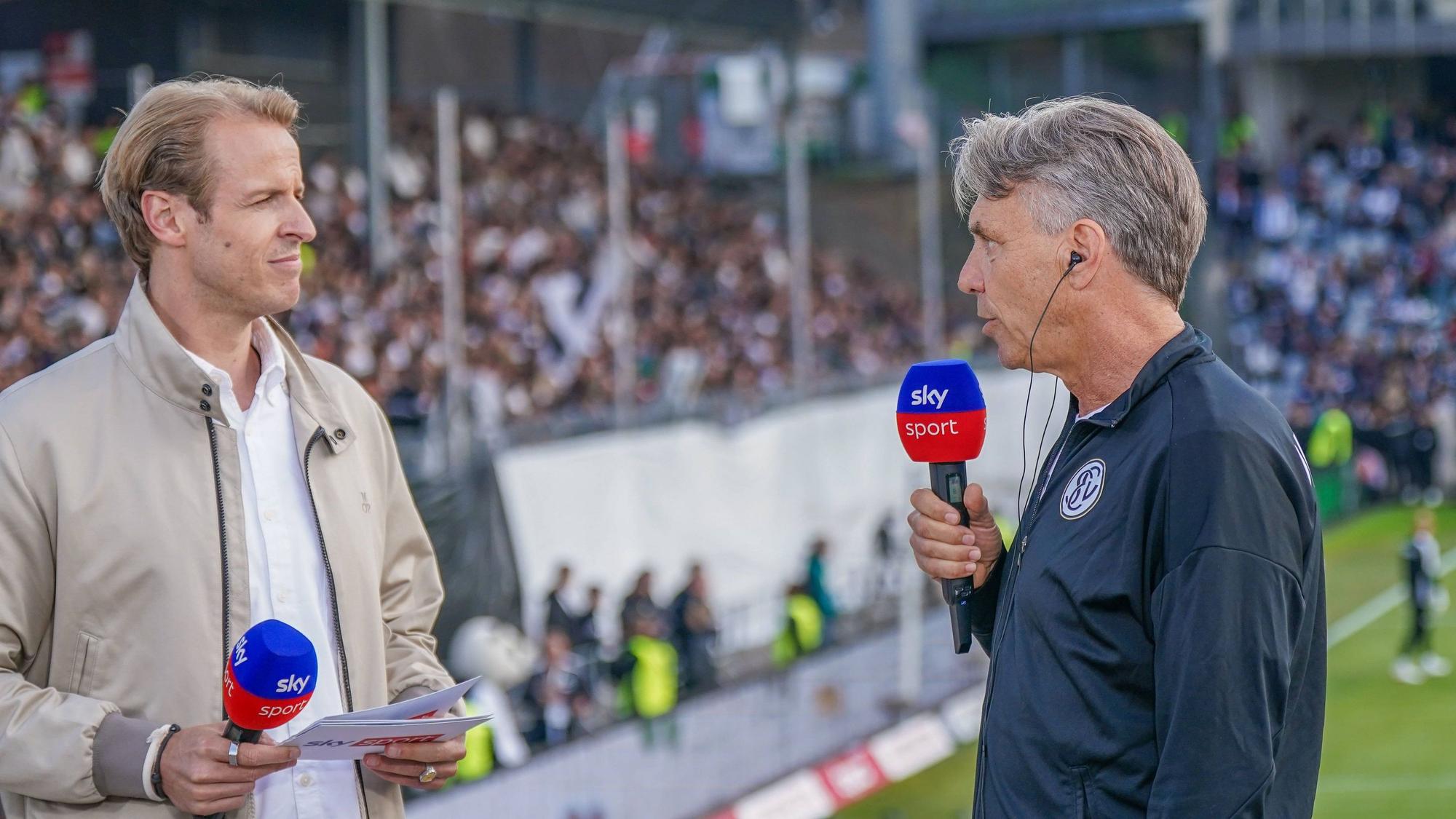 Horst Steffen (r.) im Sky-Interview mit Yannick Erkenbrecher.