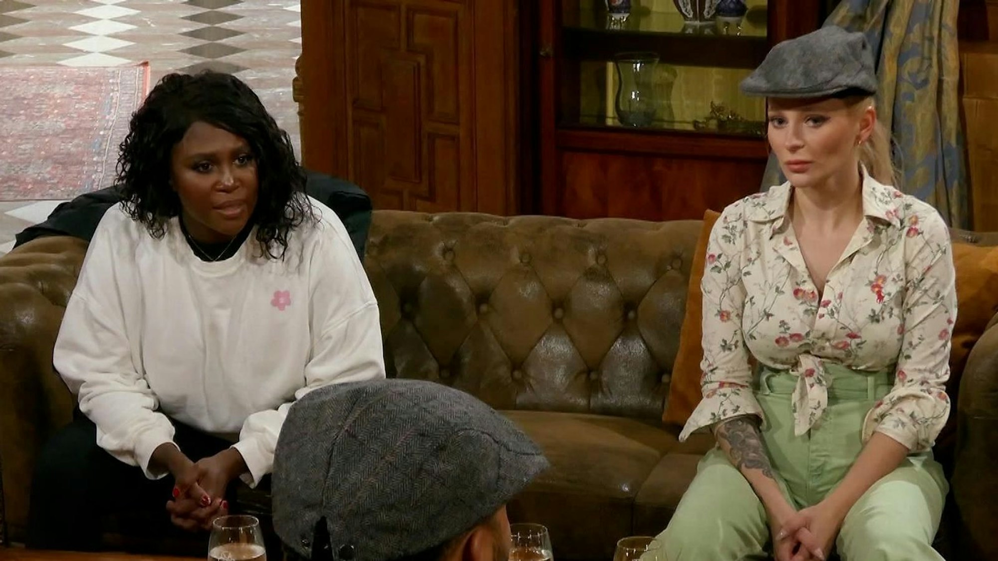 Bei „Die Verräter“ (RTL) liegen die Nerven im Halbfinale blank. Marie Reim (rechts) hat Angst, ermordet zu werden. Motsi Mabuse (links) könnte es ihr nehmen - sie ist eine Verräterin. (Bild: RTL)