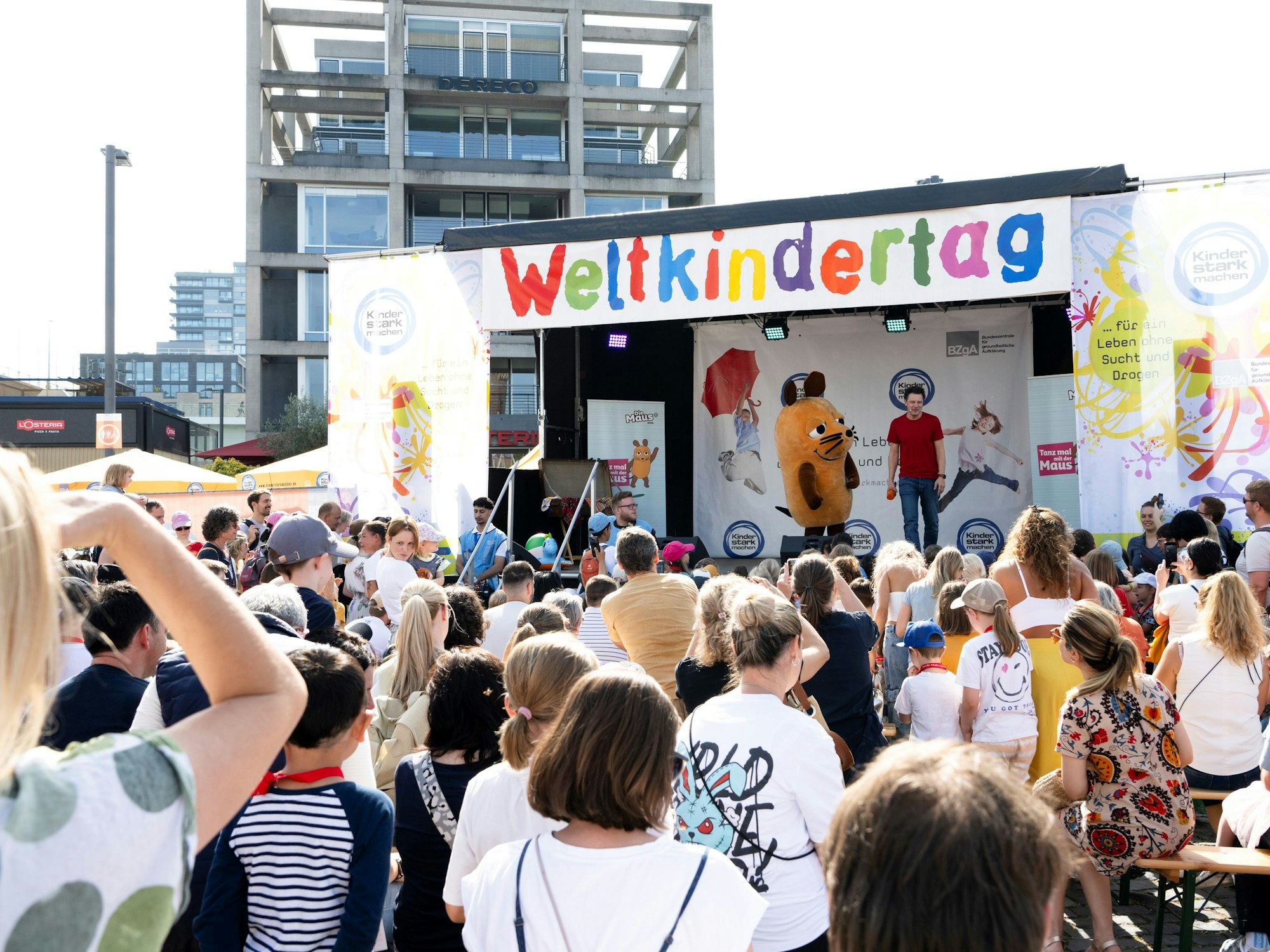 Die Maus aus dem WDR-Fernsehen steht auf der Bühne.