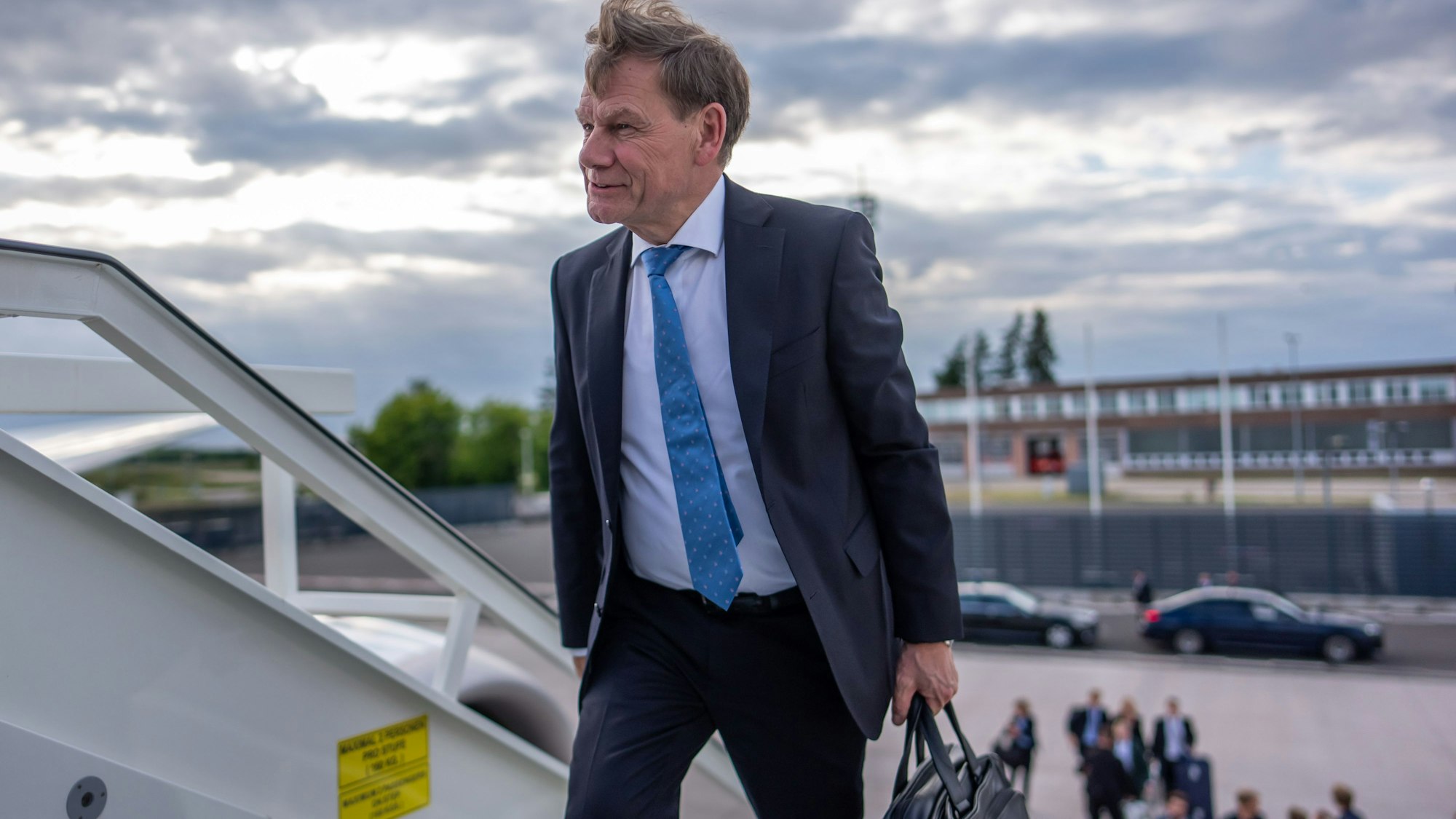 Außenminister Johann Wadephul (CDU) steigt in ein Flugzeug, um zu seinem Antrittsbesuch in die USA zu reisen.