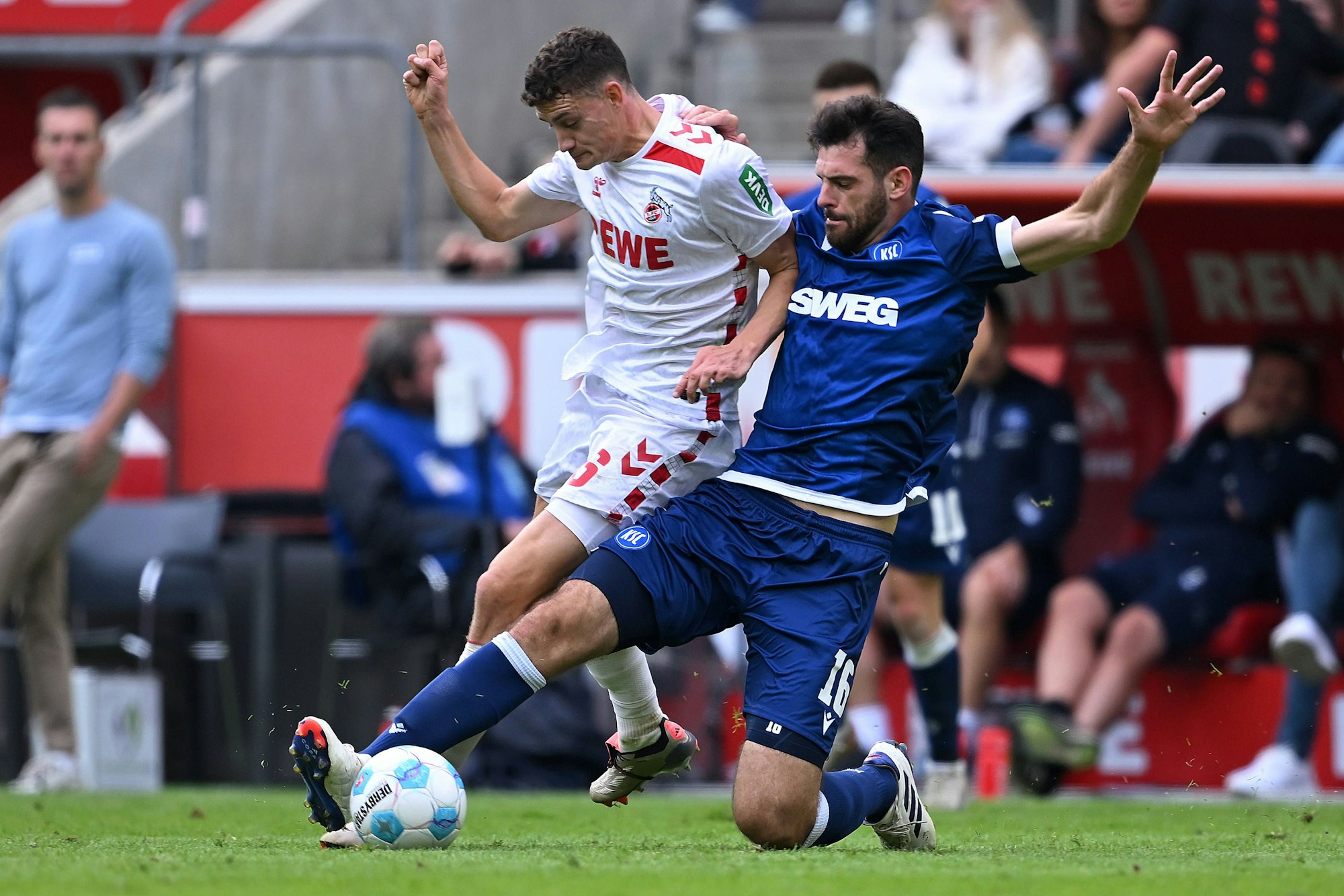Luca Pfeiffer im Zweikampf mit Eric Martel.