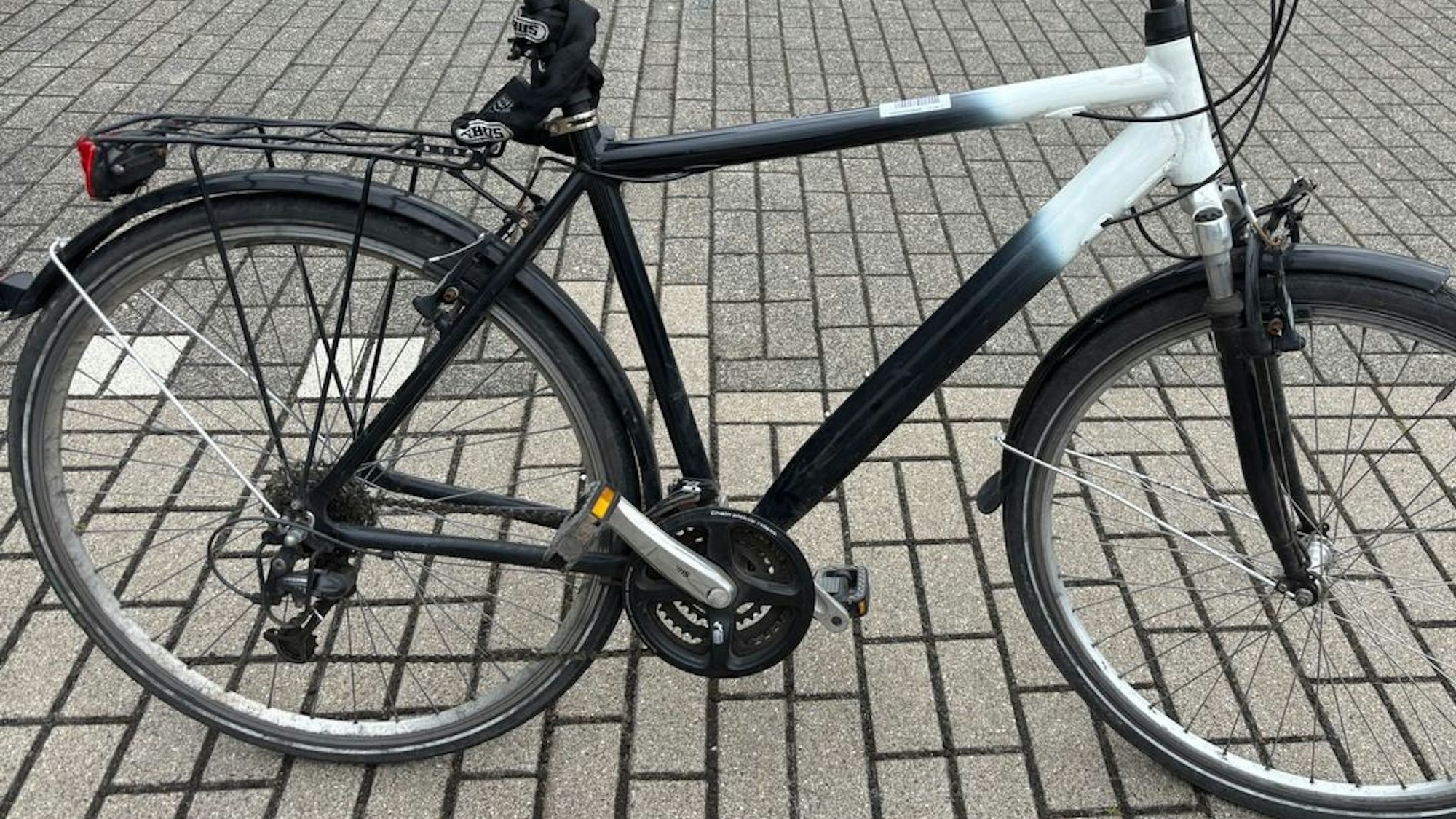 Schwarz-weißes Herrenrad, das in Olfen sichergestellt wurde. Die Polizei sucht den Eigentümer des vermutlich gestohlenen Fahrrads.
