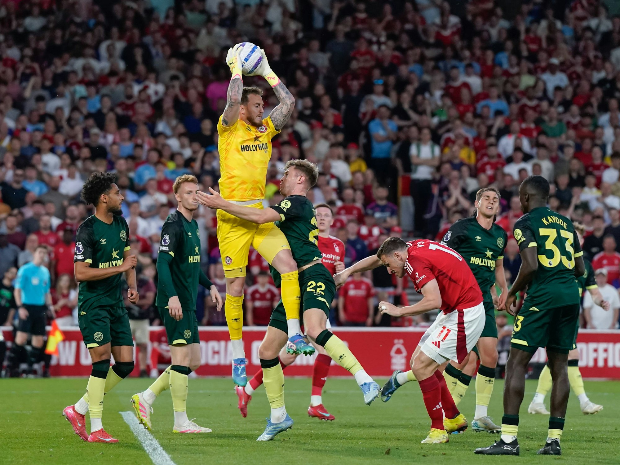 Brentford-Keeper Mark Flekken in Aktion.