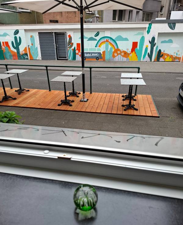 Vor dem Wohn- und Schlafzimmer von Anja H. befindet sich jetzt eine Gastro-Terrasse.