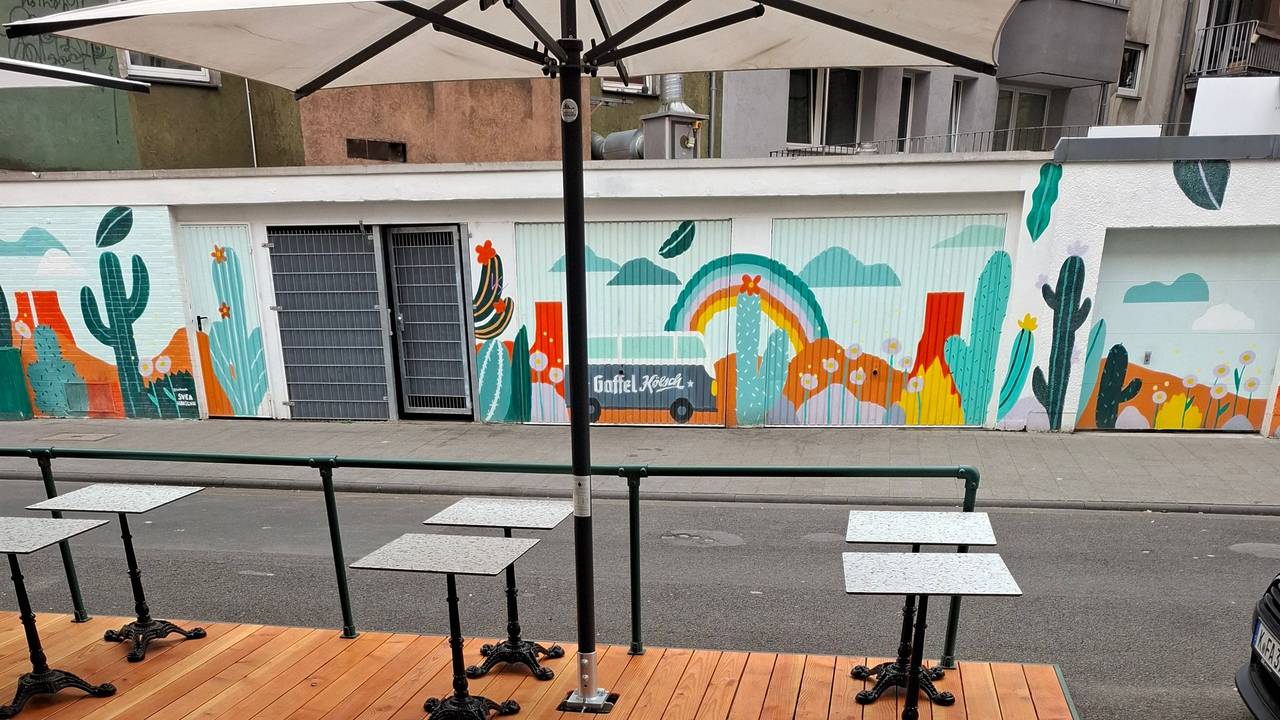 Vor dem Wohn- und Schlafzimmer von Anja H. befindet sich jetzt eine Gastro-Terrasse.