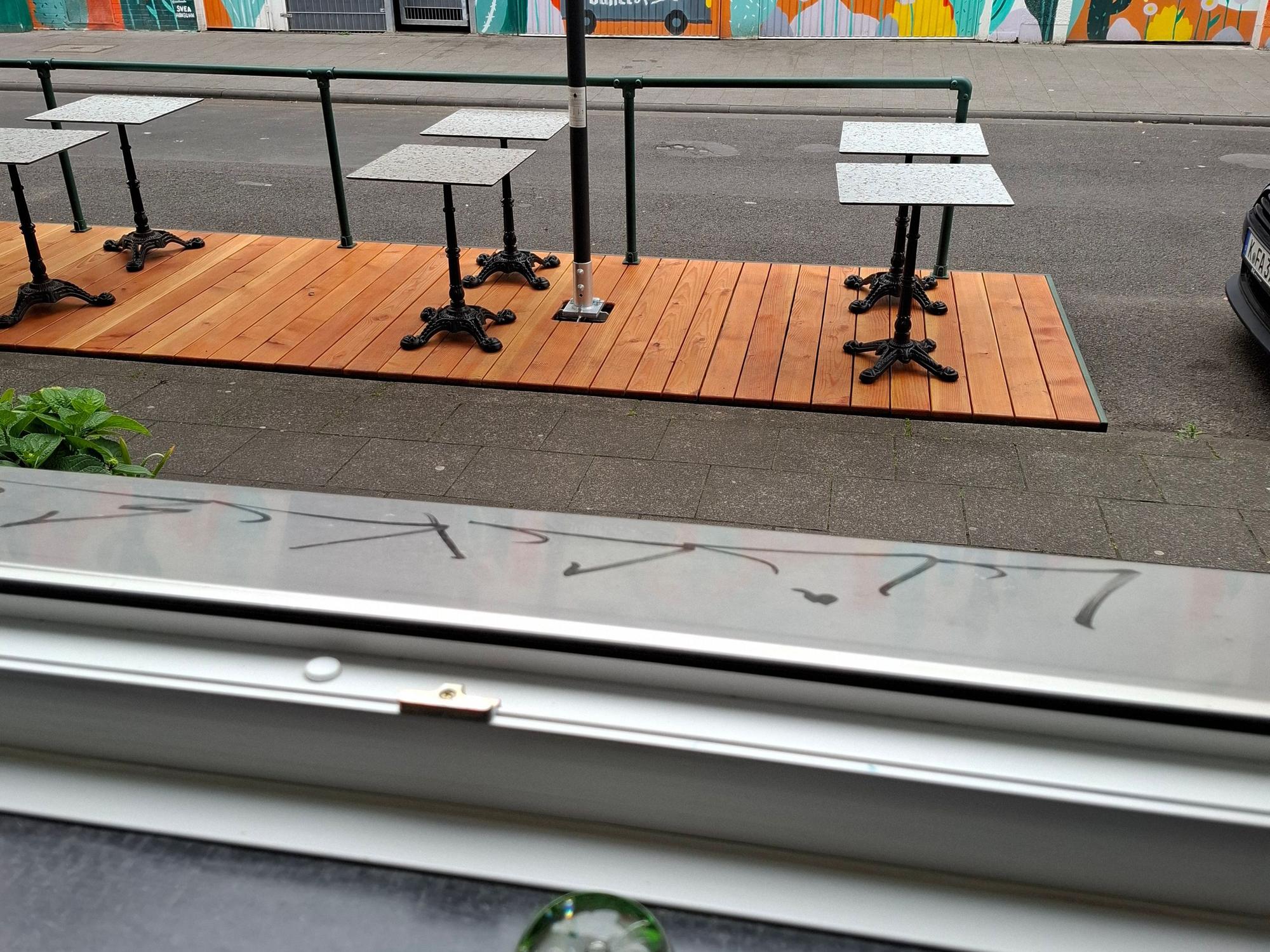 Vor dem Wohn- und Schlafzimmer von Anja H. befindet sich jetzt eine Gastro-Terrasse.