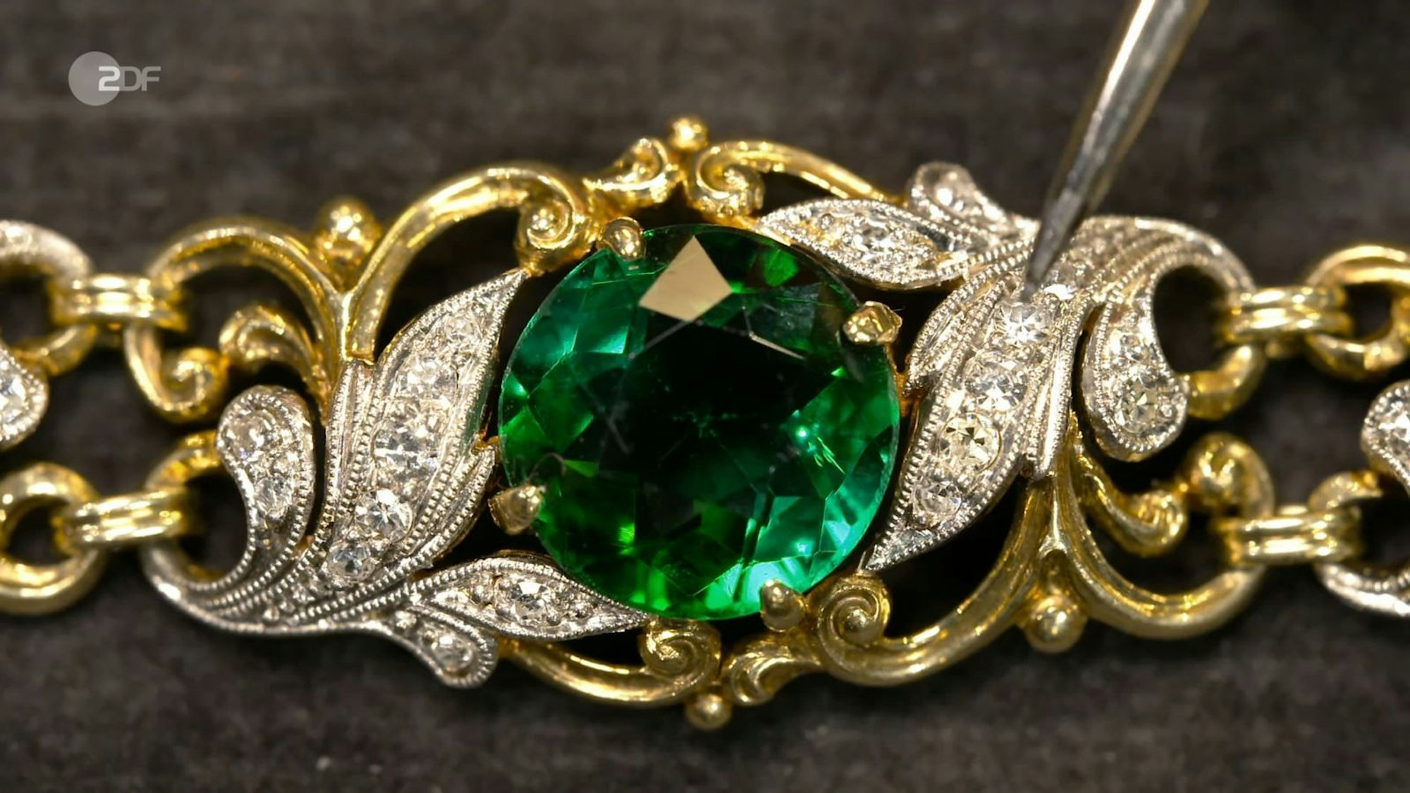 Ein Gold-Armband mit Turmalin und Diamanten wollte Kathrin für 1.500 Euro veräußern. „Dieses Selbstbewusstsein“ wünschte ihr Lichter auch im Händlerraum. Dr. Rezeba-Zabel taxierte auf bis zu 1.300 Euro. Elke Velten aber bezahlte exakt Kathrins Wunschpreis. (Bild: ZDF)