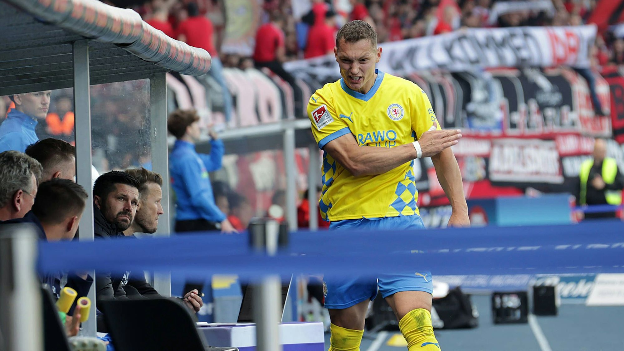 Sven Köhler ist bei Eintracht Braunschweig nach seiner Auswechslung sauer.