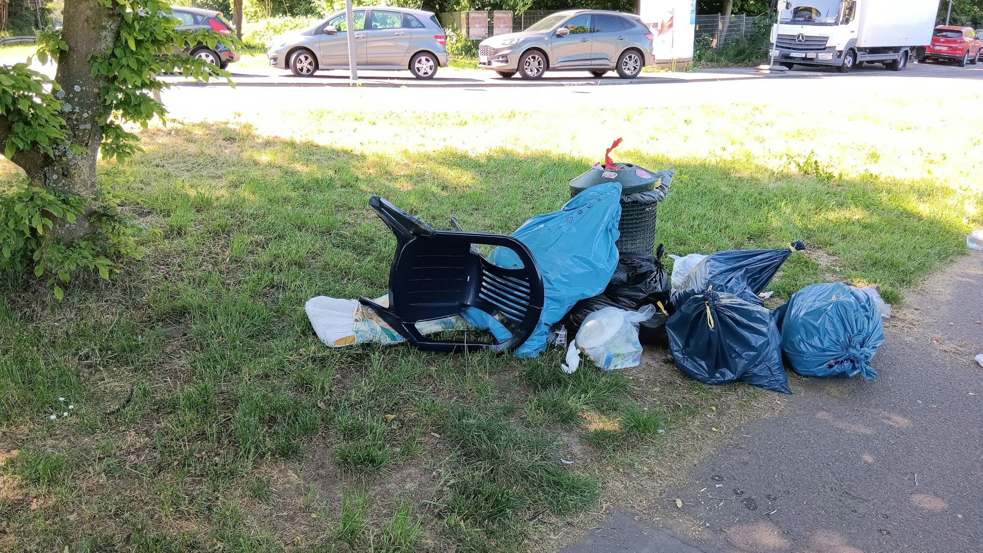 Dieser Müll wurde einfach an einem öffentlichen Papierkorb entsorgt.