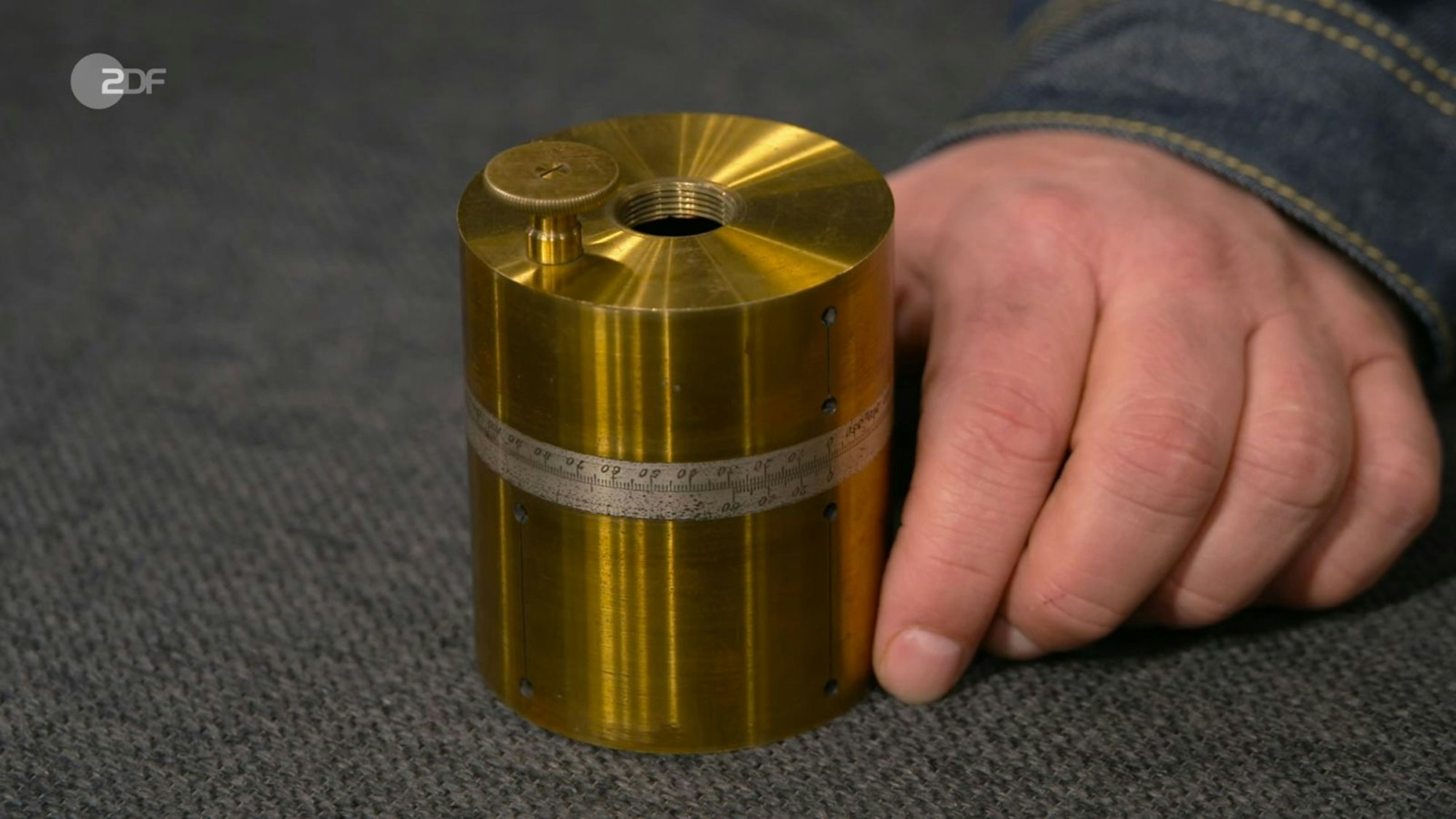 „Das ist eine sogenannte Winkeltrommel, so Sven Deutschmanek. „Sehr alt“ sei diese, „vermutlich um 1900“. Mit dem Instrument konnte man „Längen, Horizontal- und Vertikalwinkel auf Landschaften ermitteln“. (Bild: ZDF)