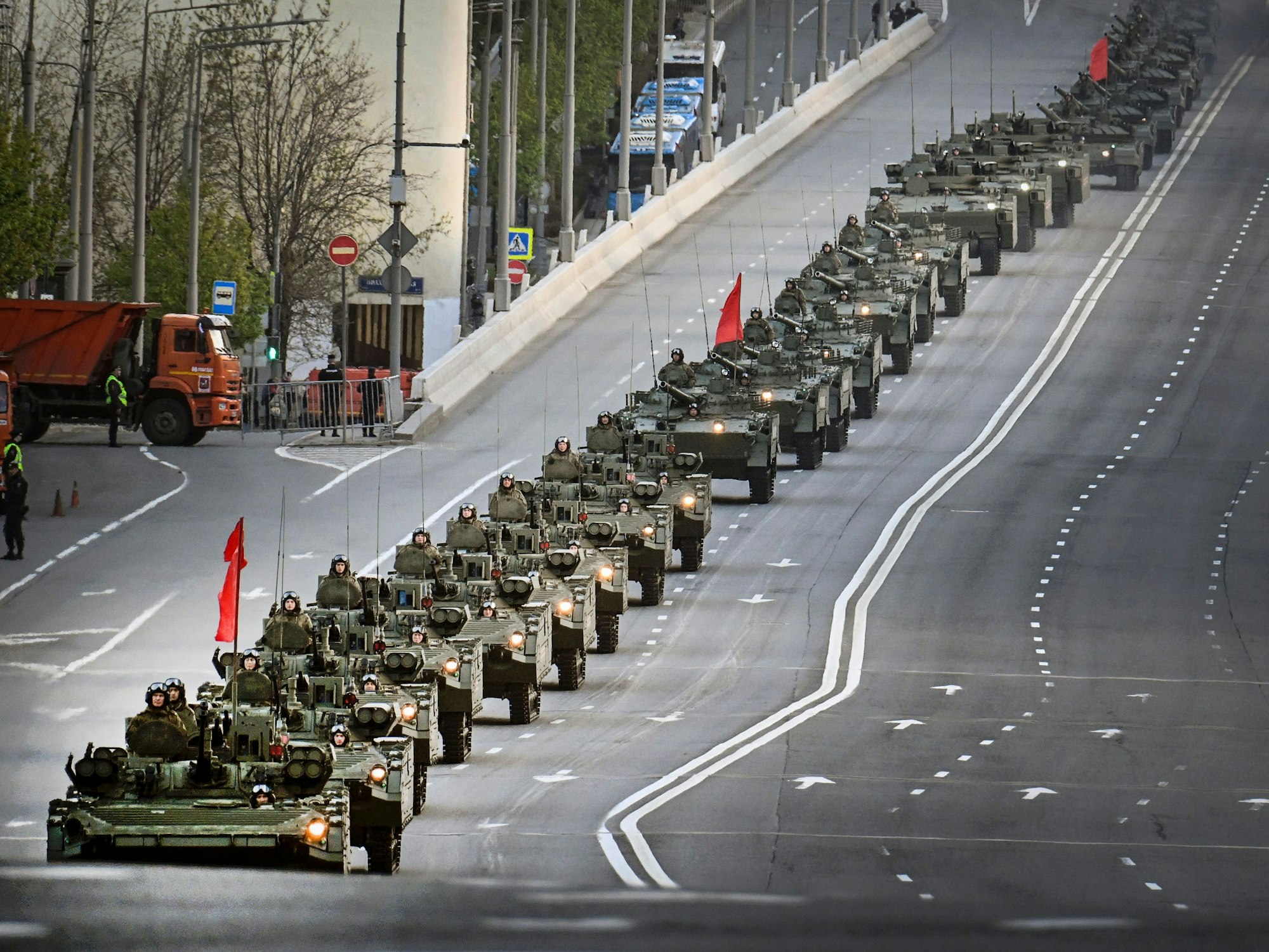 Ein Konvoi der russischen Armee, bestehend aus Panzern und anderen Militärfahrzeugen, ist am 3. Mai auf dem Weg zur traditionellen Militärparade auf dem Roten Platz in Moskau.