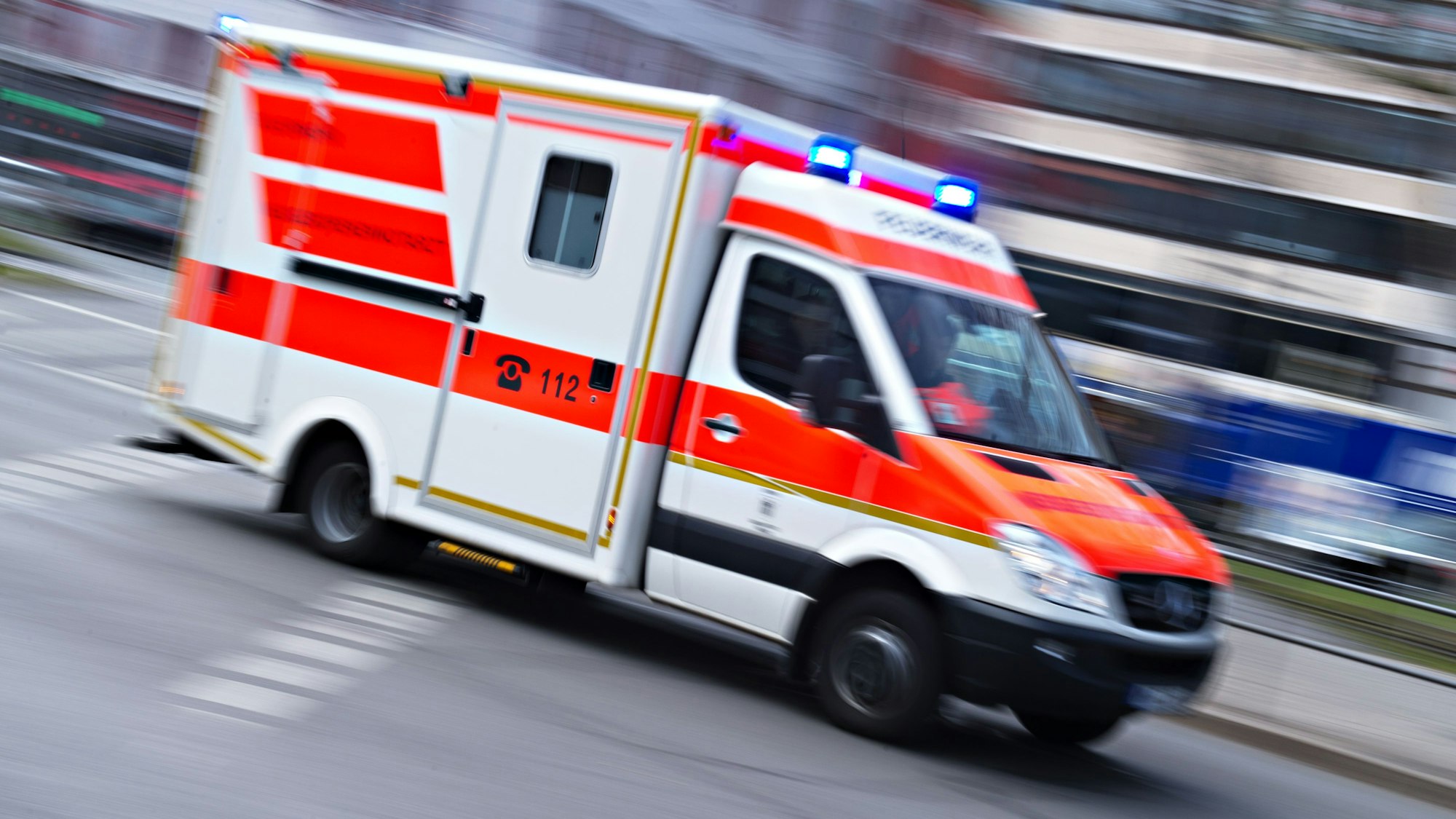 Ein Rettungswagen bei einem Einsatz (Symbolfoto)