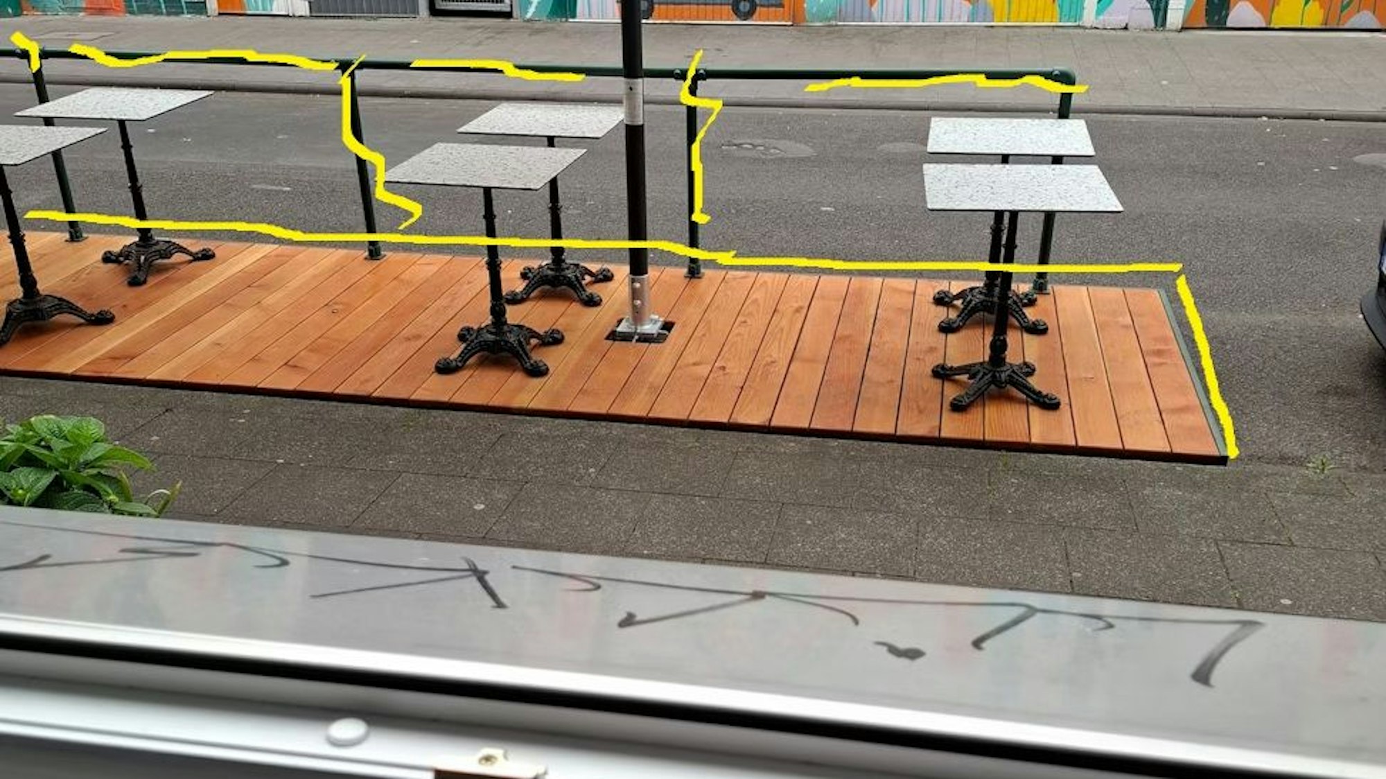 Tische am Straßenrand