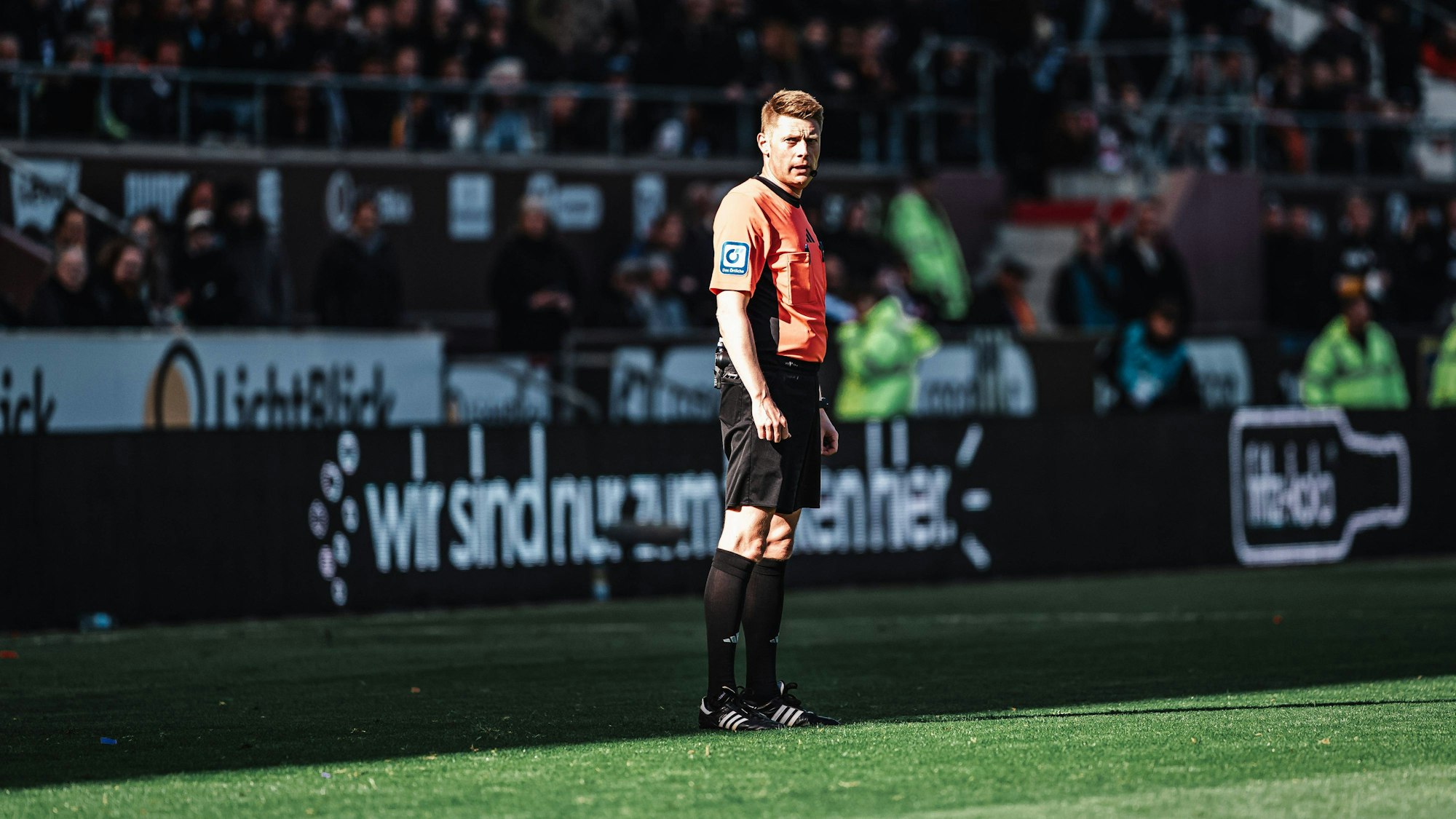 Schiedsrichter Christian Dingert bei einer Stadion-Durchsage