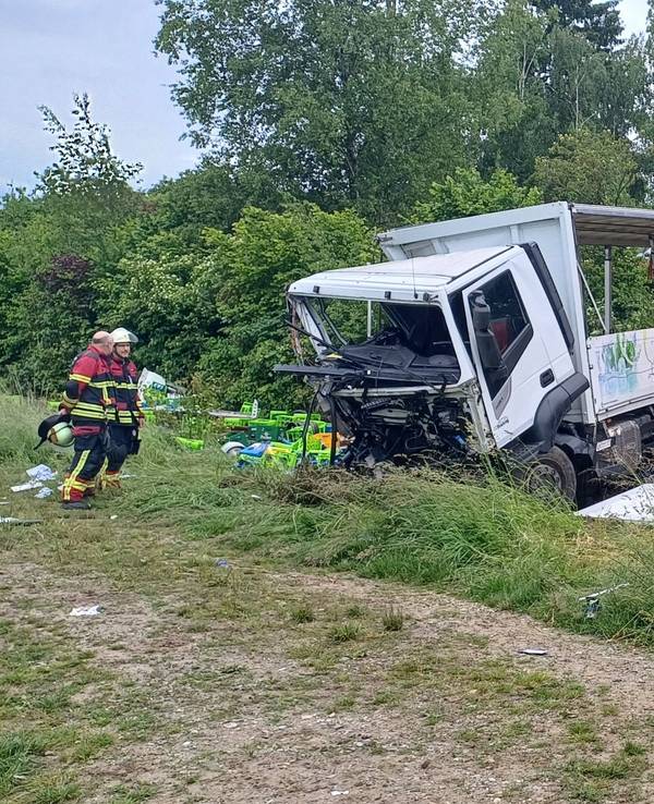Blick auf die Unfallstelle: Bei einem Zusammenstoß von einem Zug und einem Lastwagen sind mehrere Menschen verletzt worden.