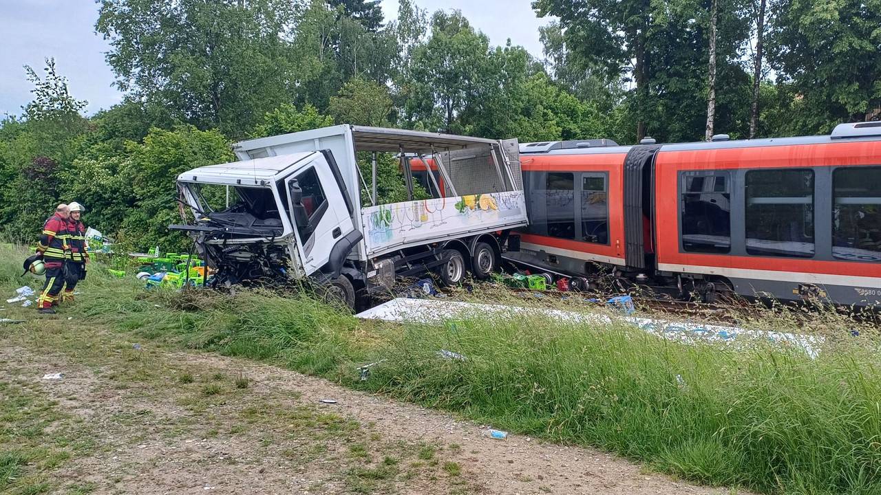 Blick auf die Unfallstelle: Bei einem Zusammenstoß von einem Zug und einem Lastwagen sind mehrere Menschen verletzt worden.