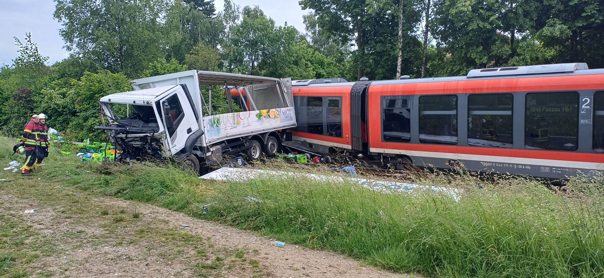 Blick auf die Unfallstelle: Bei einem Zusammenstoß von einem Zug und einem Lastwagen sind mehrere Menschen verletzt worden.