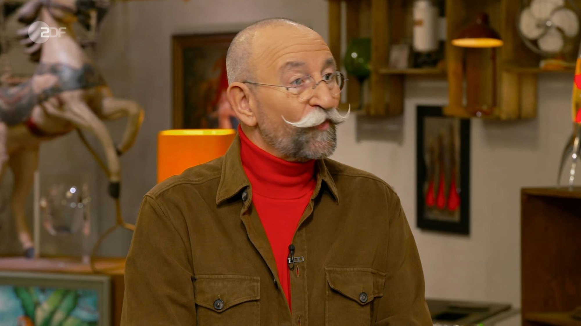 Horst Lichter tappte bezüglich eines mitgebrachten „Bares für Rares“-Objekts völlig im Dunkeln. (Bild: ZDF)