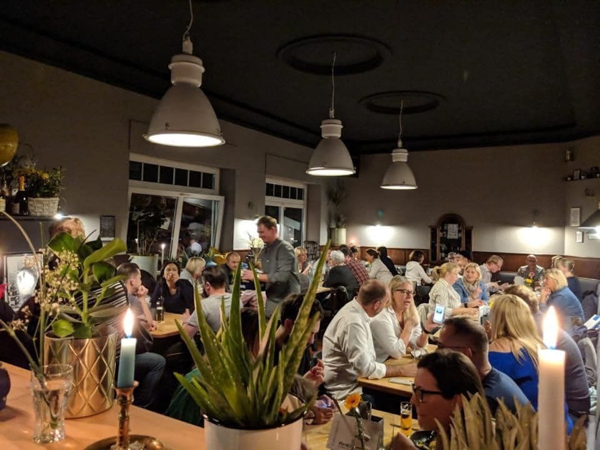 Blick in das vollbesetzte RheinKult in Nippes.