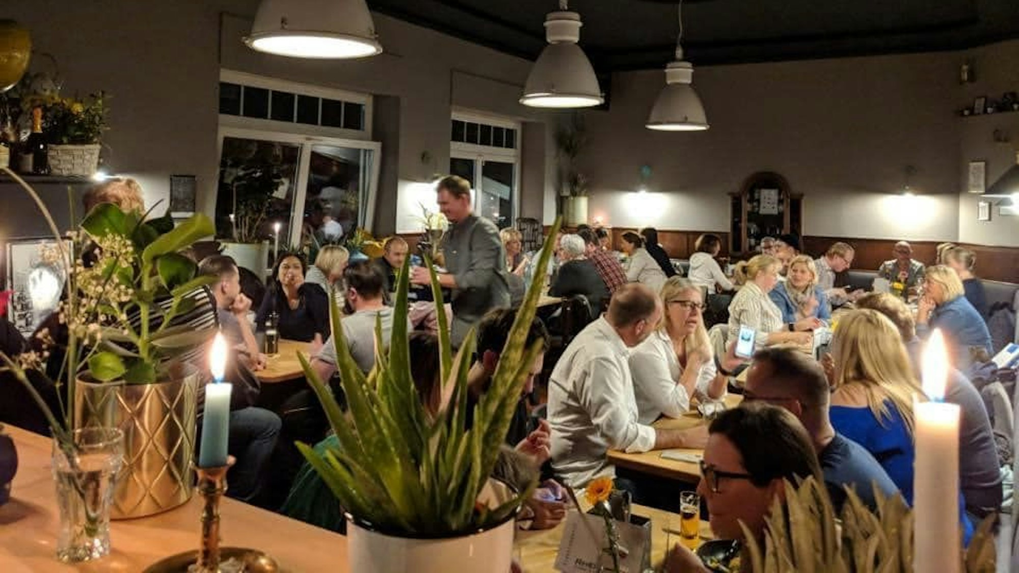 Blick in das vollbesetzte RheinKult in Nippes.