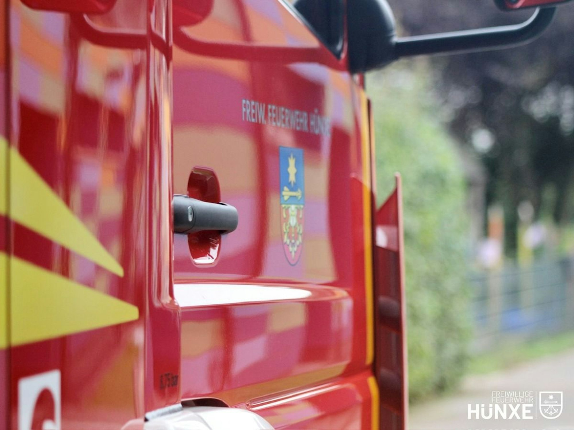 Feuerwehrfahrzeug der Freiwilligen Feuerwehr Hünxe mit Emblem und Kennzeichnung.