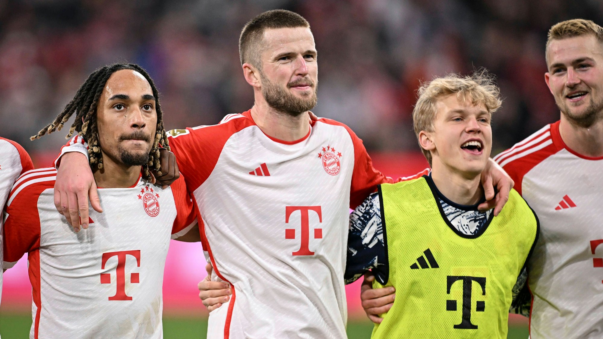 Sacha Boey (l.), Eric Dier und Frans Krätzig (r.) feiern nach dem Spiel zusammen mit den Fans.